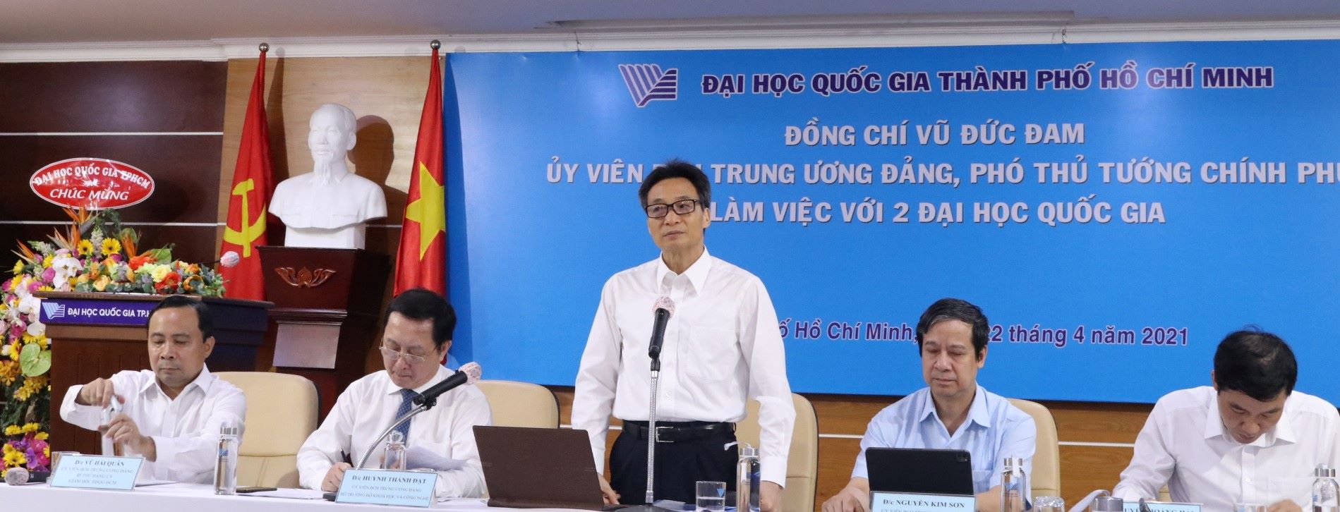Phó Thủ tướng Vũ Đức Đam Hai Đại học Quốc gia phấn đấu trở thành trung tâm đào tạo, nghiên cứu khoa học vươn tầm khu vực và quốc tế