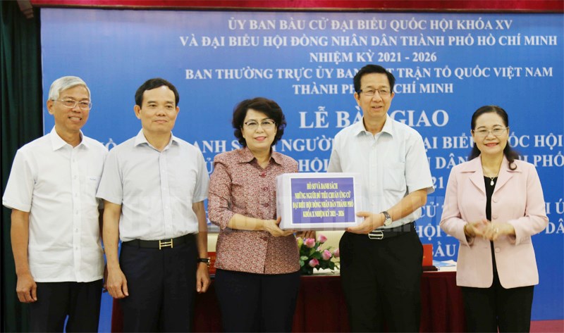 TP Hồ Chí Minh Bàn giao hồ sơ và danh sách những người đủ tiêu chuẩn ứng cử ĐBQH, HĐND