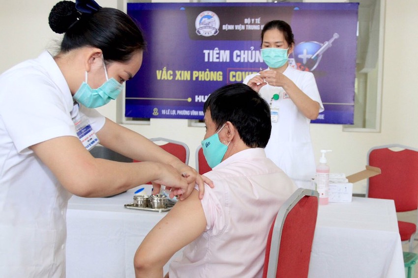Triển khai tiêm vaccine COVID-19 cho lực lượng tuyến đầu chống dịch