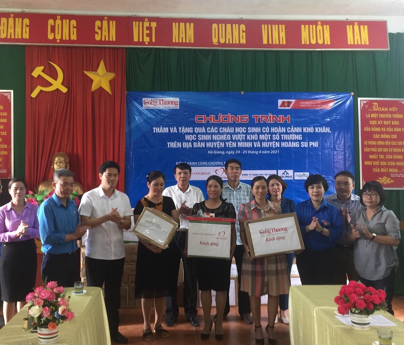 Thăm và tặng quà học sinh nghèo vượt khó tại Hà Giang