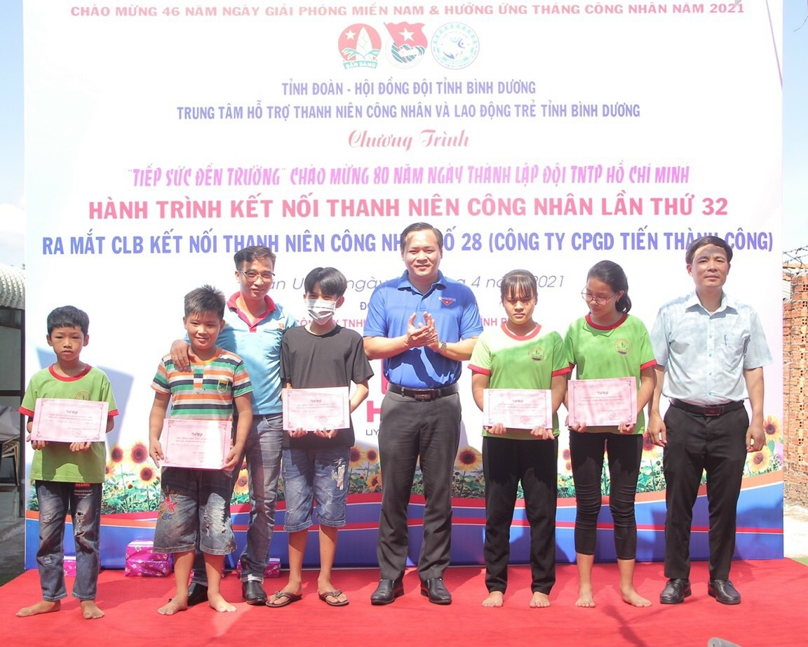 Bình Dương Hỗ trợ, tặng quà cho thanh niên công nhân khó khăn