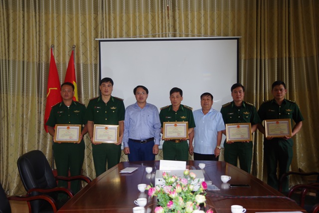 Bắt đối tượng có lệnh truy nã vận chuyển 6 bánh hê-rô-in