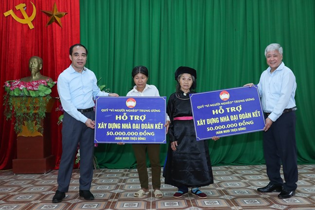 Chủ tịch Ủy ban Trung ương MTTQ Việt Nam tặng quà cho hộ nghèo tại Tuyên Quang