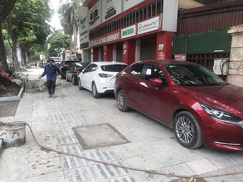 Hà Nội Nhiều phương tiện chiếm dụng vỉa hè khi vừa được cải tạo