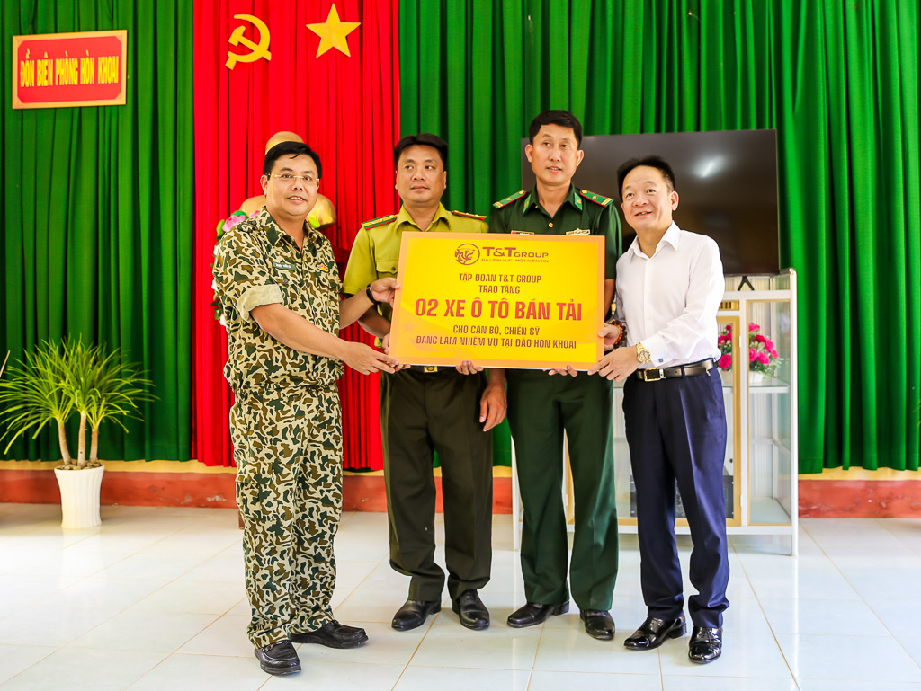 Lãnh đạo tỉnh Cà Mau và T T Group thăm và tặng quà cán bộ chiến sỹ làm nhiệm vụ trên đảo Hòn Khoai