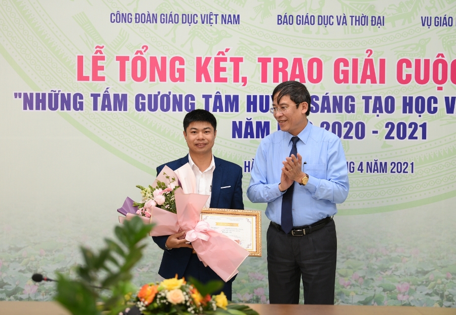 Trao giải Cuộc thi viết “Những tấm gương tâm huyết, sáng tạo học và làm theo lời Bác”