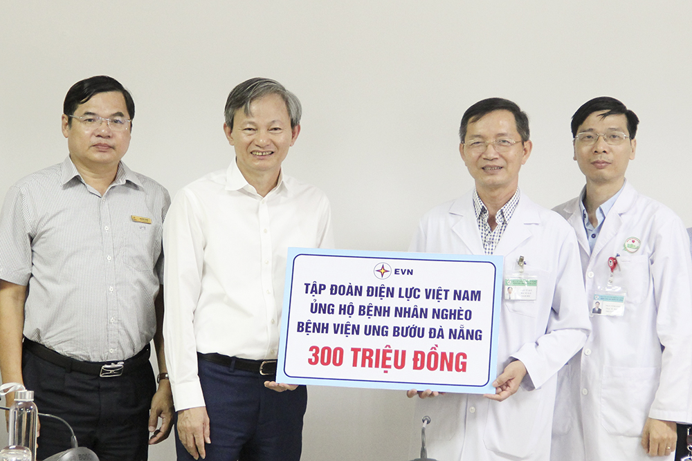 EVN hỗ trợ 300 triệu đồng cho bệnh nhân Bệnh viện Ung bướu Đà Nẵng