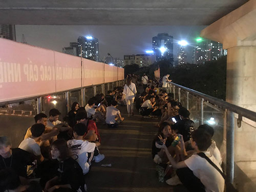 Cần xử lý dứt điểm tình trạng tụ tập tại các cầu vượt bộ hành