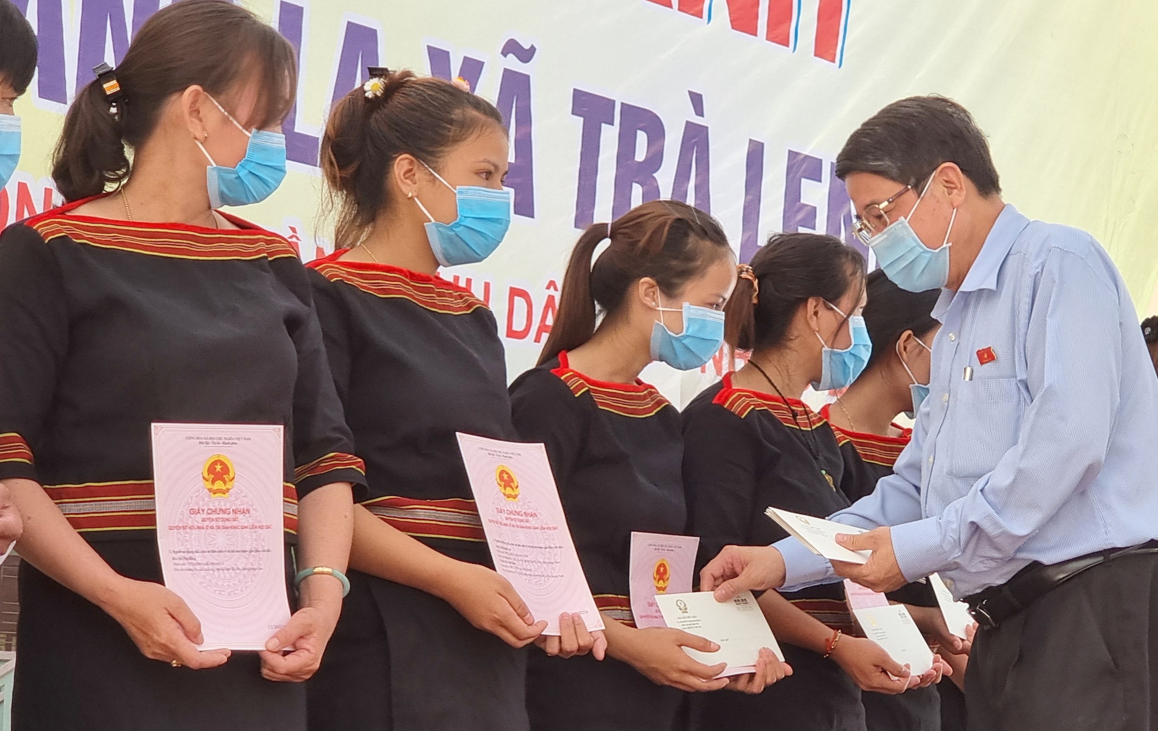 Đưa vào sử dụng công trình nhà ở cho người dân Trà Leng sau sạt lở núi