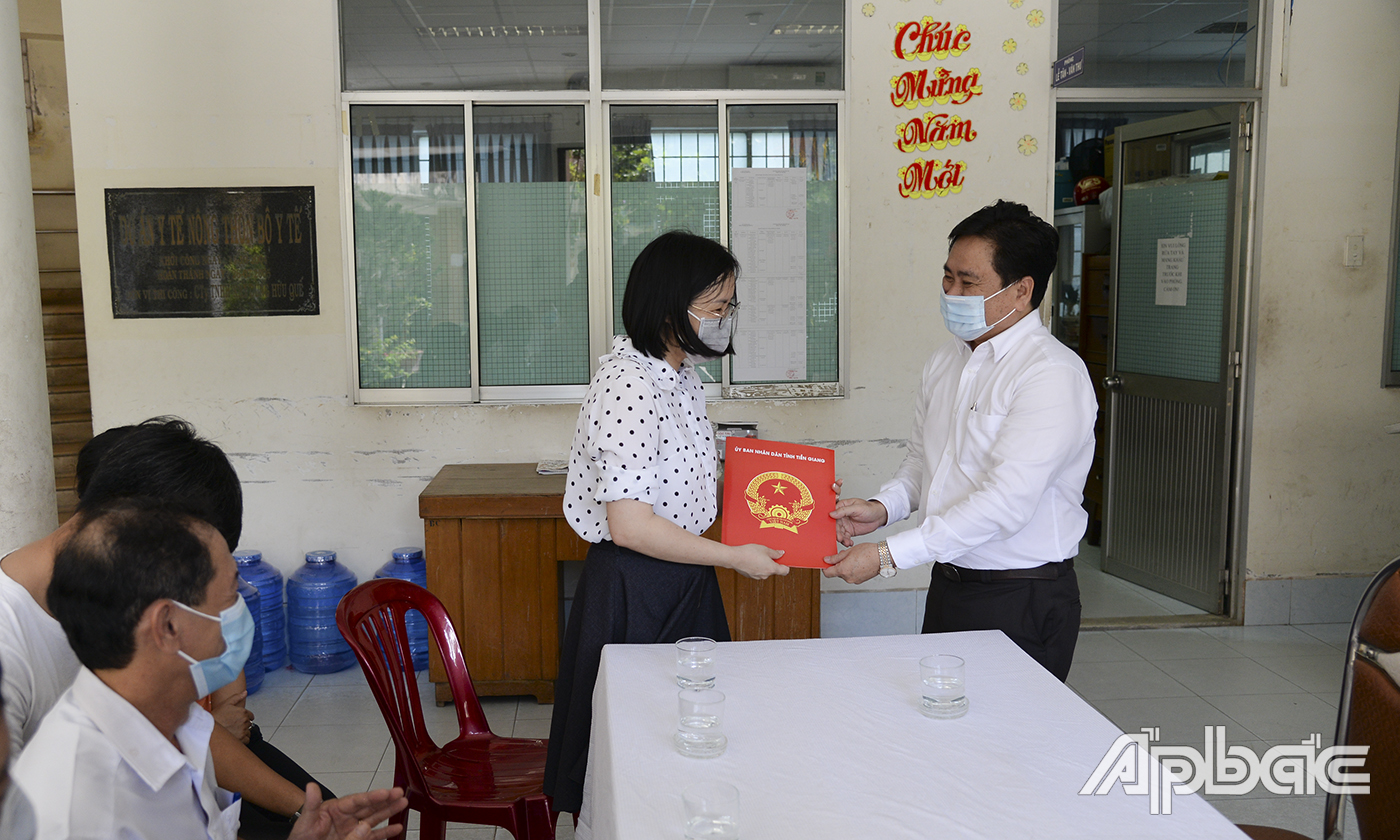 Tặng quà cán bộ, chiến sĩ và đội ngũ y, bác sĩ phòng, chống dịch COVID-19