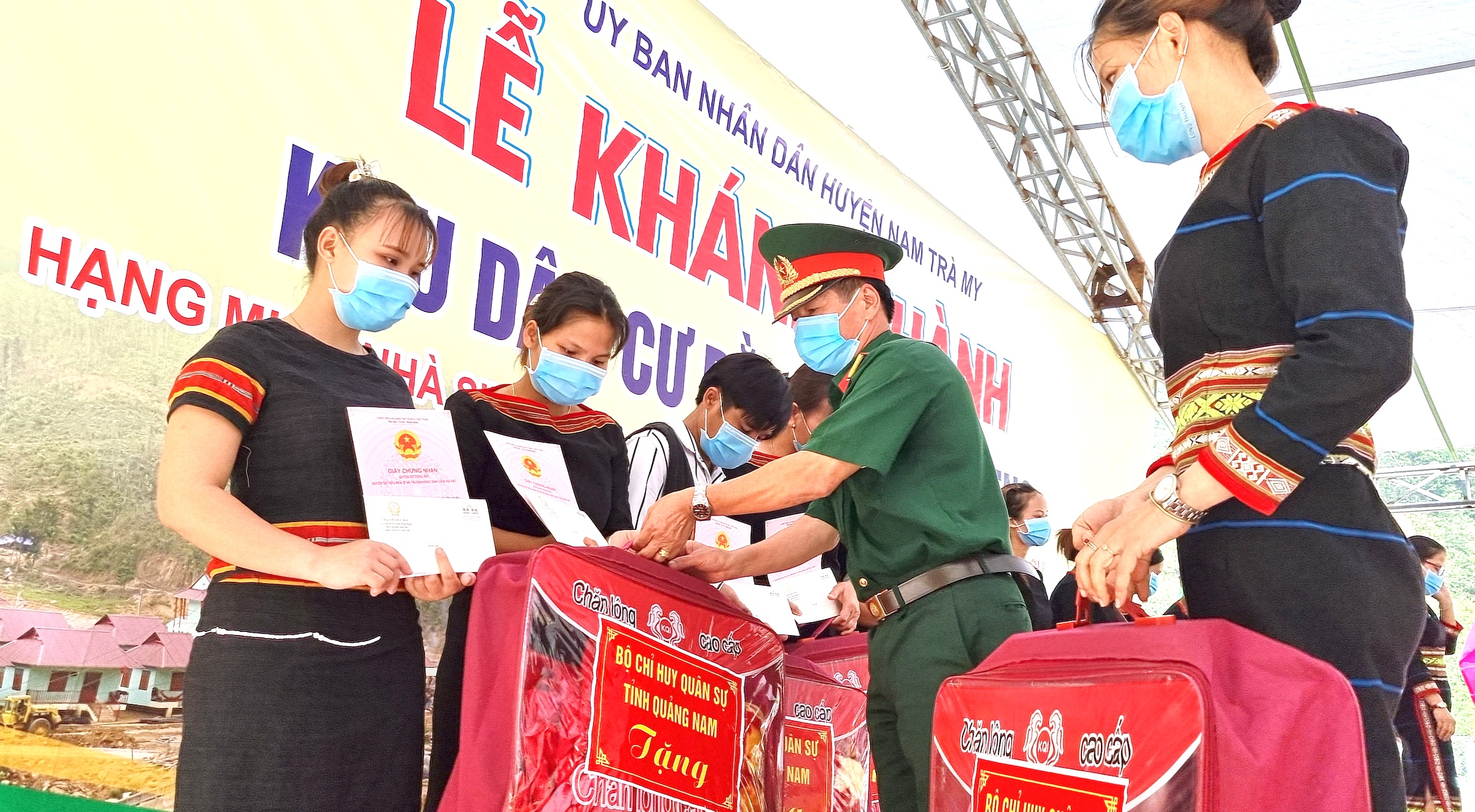 Niềm vui làng mới Trà Leng