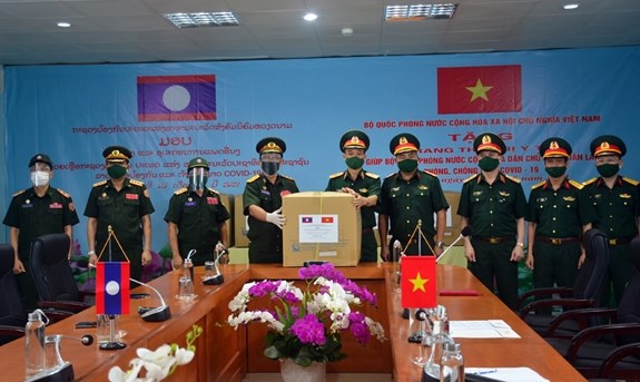 Lào tiếp nhận hỗ trợ y tế của Bộ Quốc phòng Việt Nam