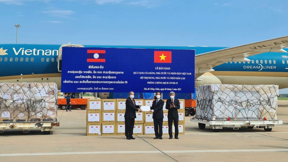 Trao tặng 500 000 USD và vật tư, thiết bị y tế hỗ trợ Lào ứng phó dịch COVID-19