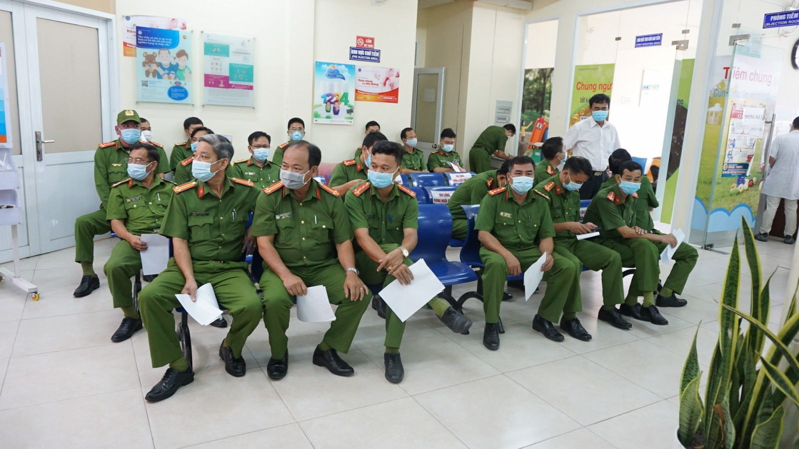 Bình Dương tiêm vắc xin COVID-19 đợt 2 cho lực lượng tuyến đầu chống dịch