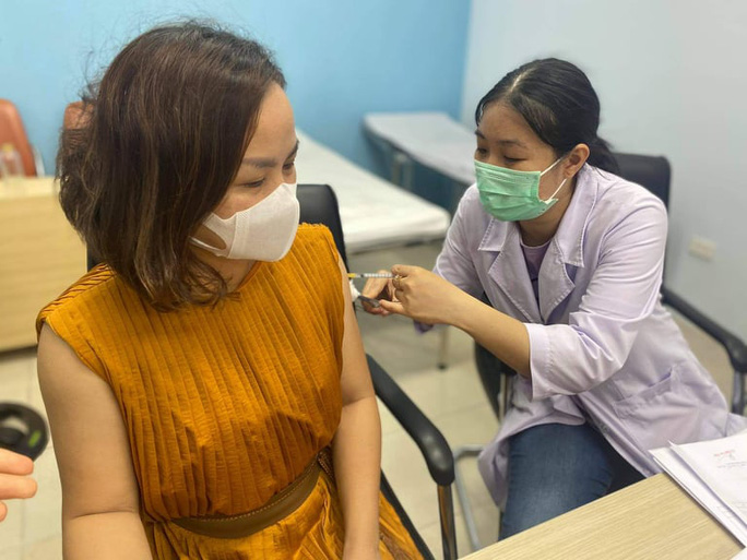 TP Hồ Chí Minh tiêm vắc xin COVID-19 cho hơn 80 phóng viên theo dõi y tế