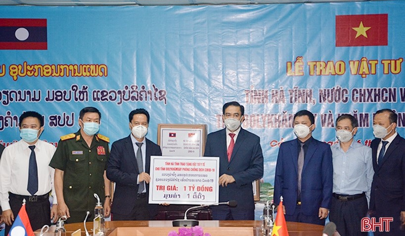 Hà Tĩnh trao tặng vật tư y tế phòng, chống dịch COVID-19 cho tỉnh Bôlykhămxay và Khăm Muộn Lào