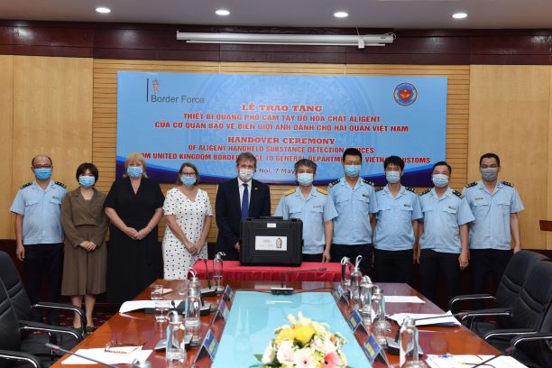 Hải quan Việt Nam tiếp nhận 4 máy quang phổ phát hiện hóa chất