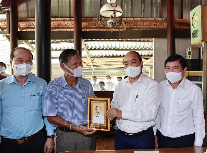 Chủ tịch nước thăm, tặng quà một số gia đình chính sách tại TP Hồ Chí Minh