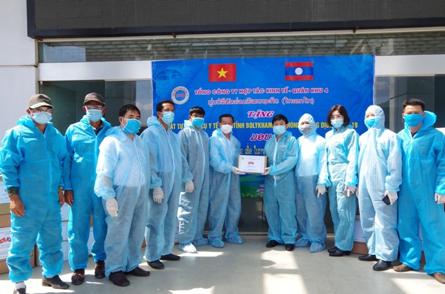Quân khu 4 Hỗ trợ vật tư y tế chống dịch COVID-19 cho nước bạn Lào