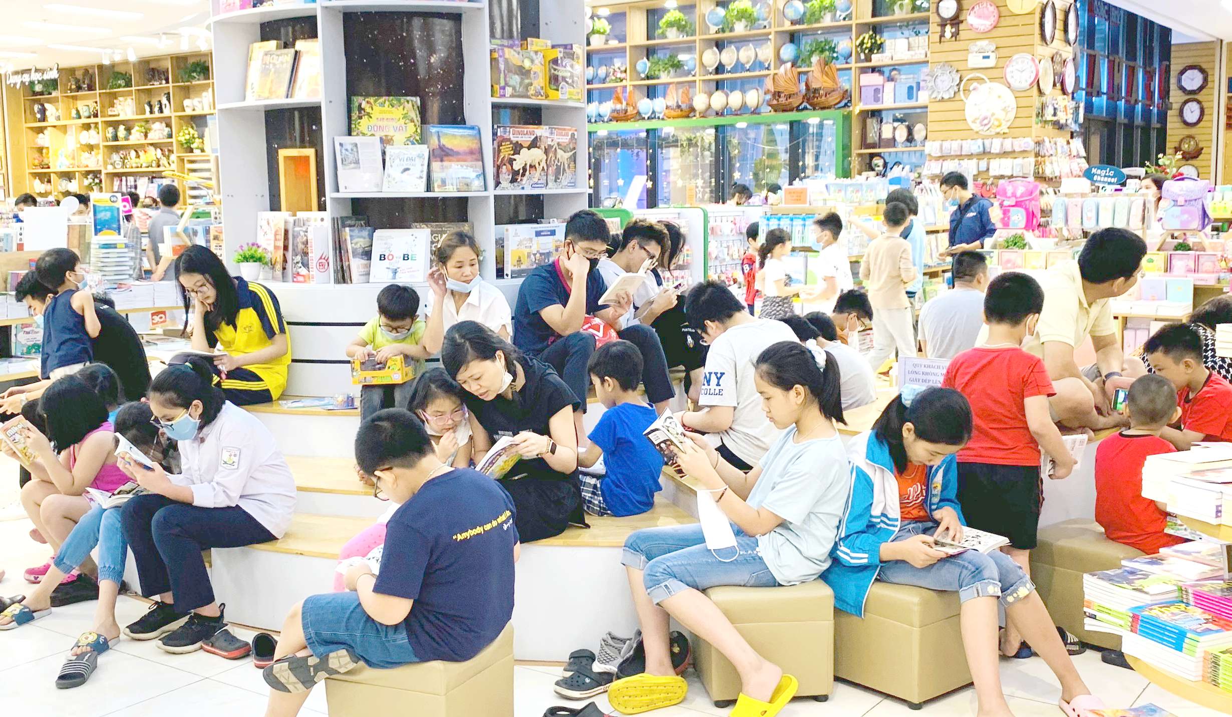 Không tụ tập quá 10 người ngoài phạm vi công sở, trường học, bệnh viện