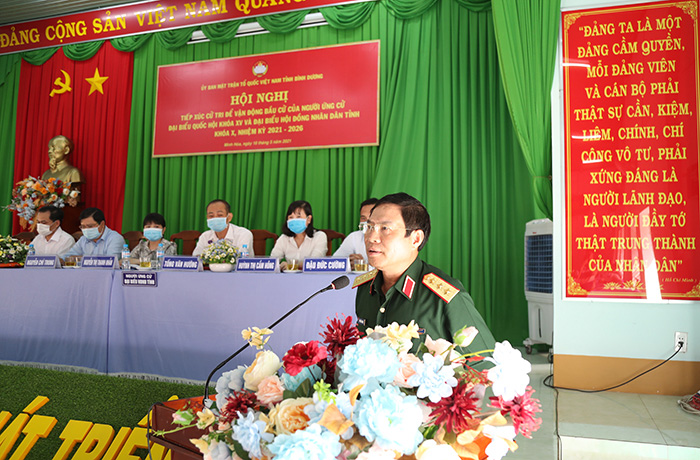 Thứ trưởng Bộ Quốc phòng Nguyễn Tân Cương tiếp xúc cử tri tại huyện Dầu Tiếng