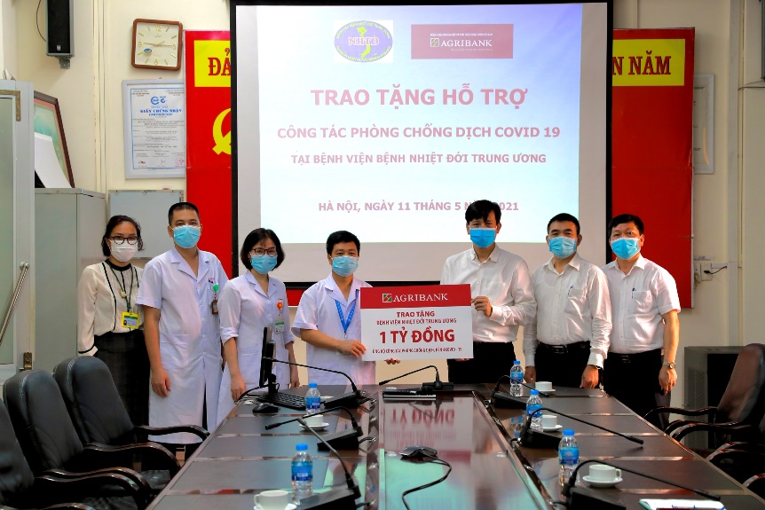 Agribank ủng hộ 1 tỷ đồng cho Bệnh viện Bệnh nhiệt đới Trung ương phòng, chống dịch