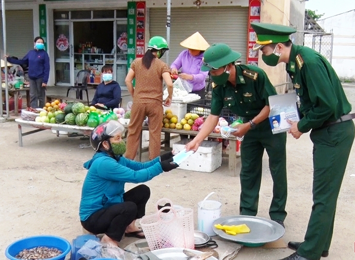 Chiến sỹ biên phòng Hà Tĩnh tuyên truyền lưu động phòng, chống COVID-19