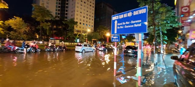 Tuyến phố Liễu Giai – Nguyễn Chí Thanh ngập cục bộ sau cơn mưa lớn