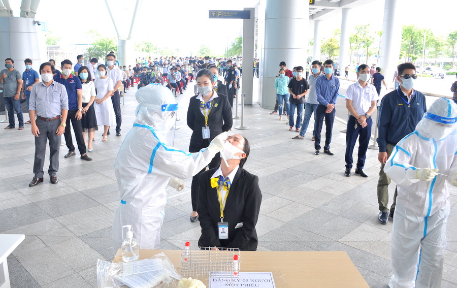 Gần 2 500 cán bộ, công nhân viên Cảng hàng không quốc tế Đà Nẵng xét nghiệm COVID-19