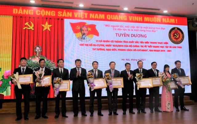 Một tấm gương sống còn có giá trị hơn một trăm bài diễn văn tuyên truyền
