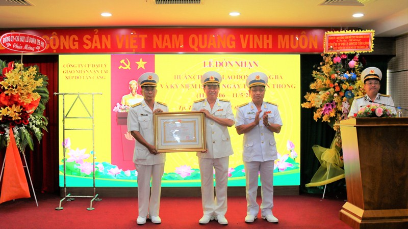 Công ty cổ phần Tân Cảng đón nhận Huân chương Lao động hạng Ba