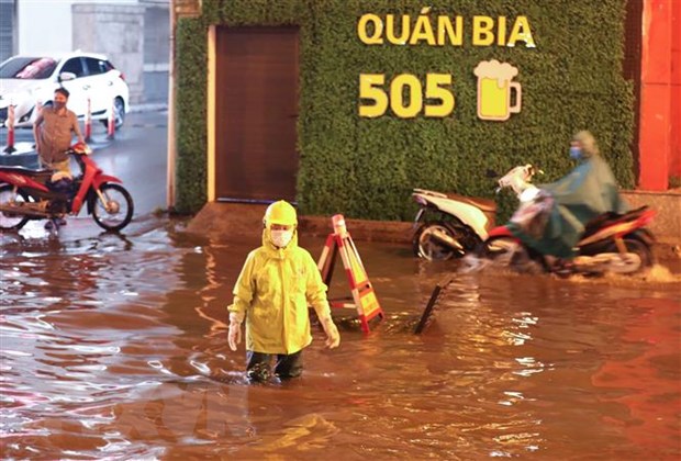 Dông, lốc, sét gây nhiều thiệt hại
