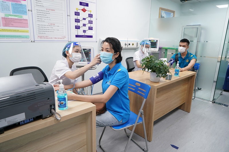 Tiêm vaccine COVID-19 cho phi công, tiếp viên