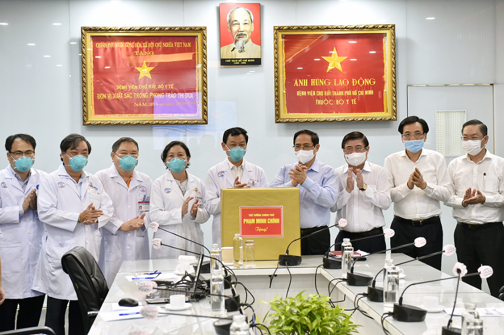 Thủ tướng thăm, kiểm tra công tác phòng, chống dịch tại Bệnh viện Đại học Y Dược và Bệnh viện Chợ Rẫy