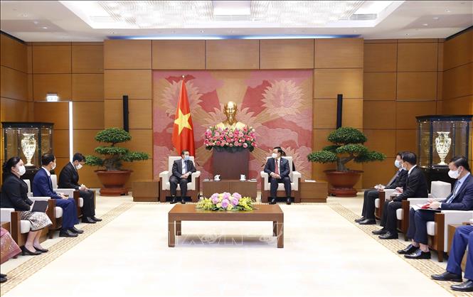 Chủ tịch Quốc hội Vương Đình Huệ tiếp Đại sứ Lào