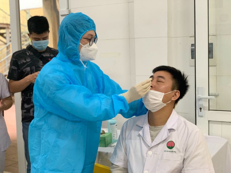 Hai bác sĩ Bệnh viện Phổi TƯ dương tính với SARS-CoV-2