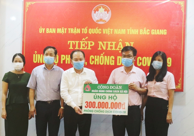 Ngân hàng chính sách xã hội hỗ trợ 1,7 tỷ đồng cho tuyến đầu chống dịch COVID-19