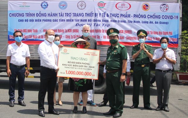Trao tặng Bộ đội Biên phòng vật tư, trang thiết bị y tế phòng chống dịch
