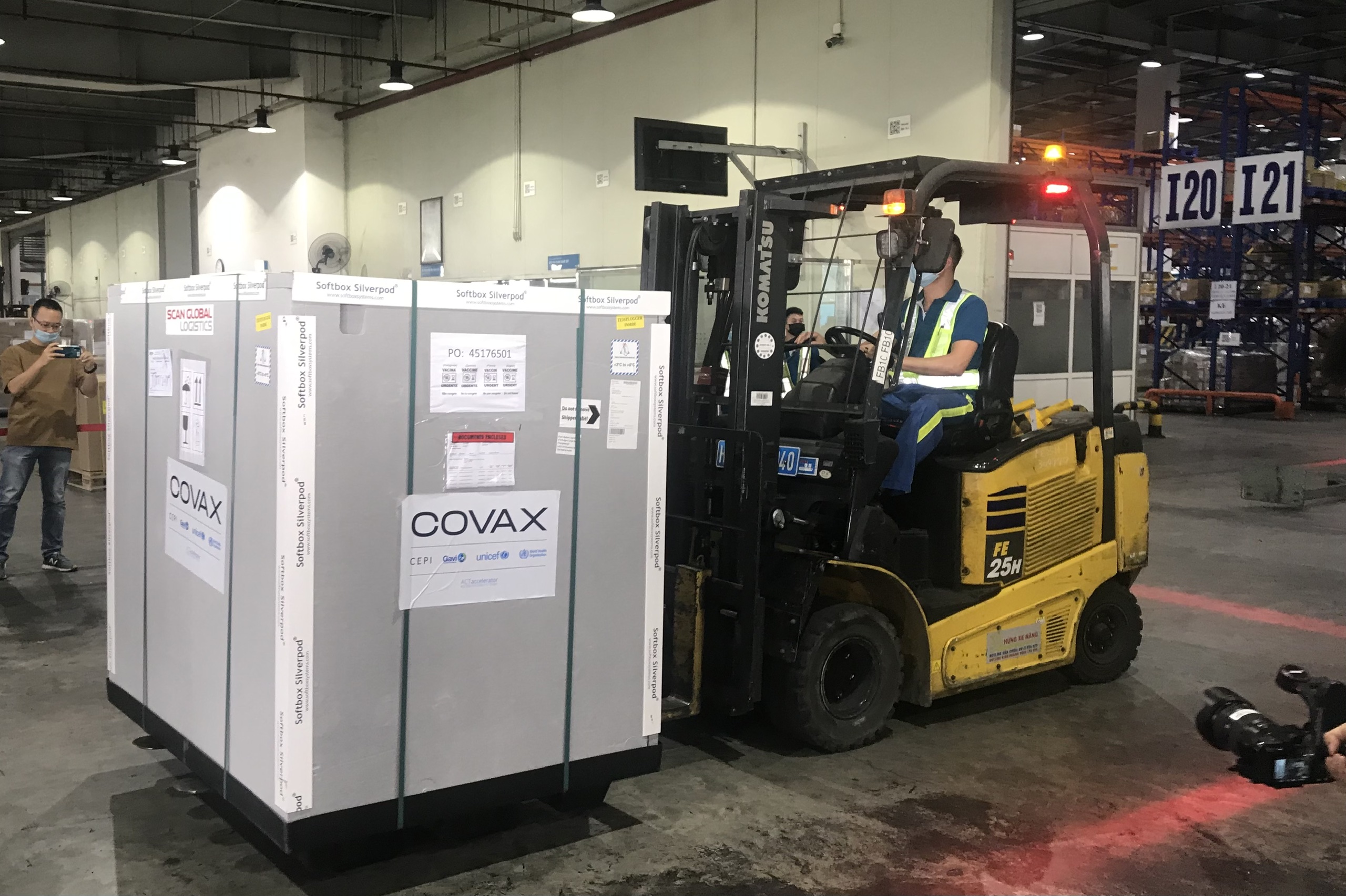 Chiều 16 5, thêm 1,682 triệu liều vắc xin phòng COVID-19 của COVAX về đến Việt Nam