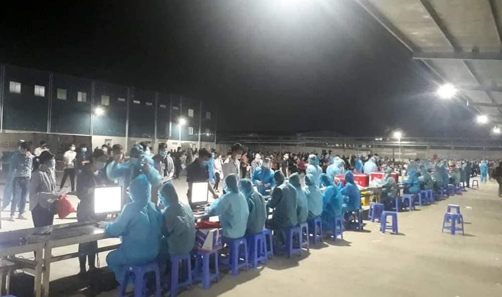 Cán bộ y tế gồng mình trong tâm dịch ở Bắc Giang