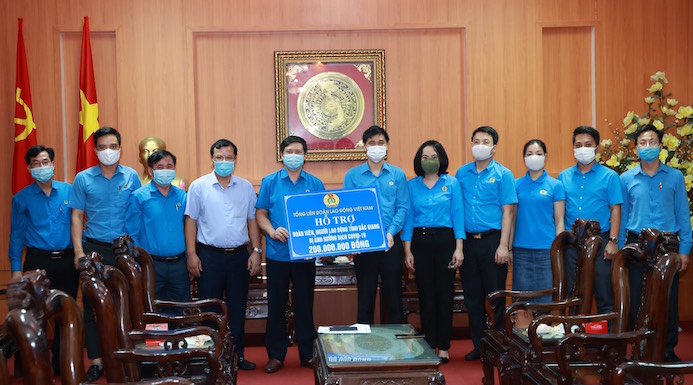 Hỗ trợ công nhân lao động Bắc Ninh và Bắc Giang 300 triệu đồng