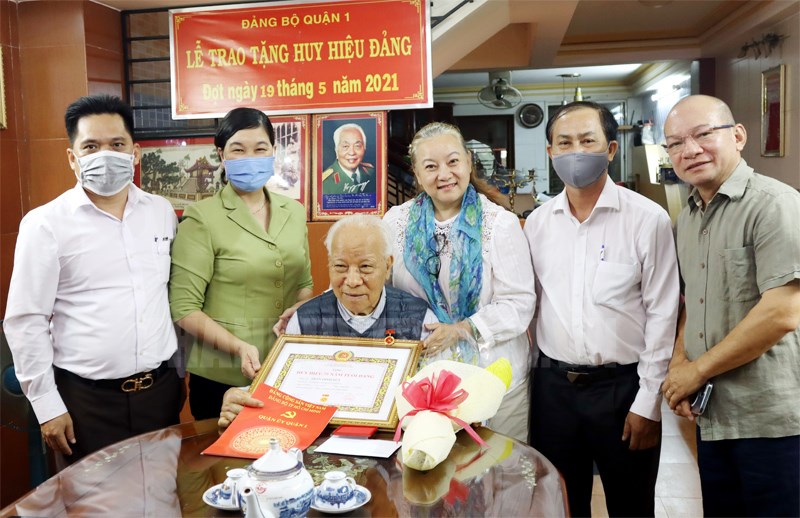 Thành phố Hồ Chí Minh trao Huy hiệu Đảng dịp 19 5