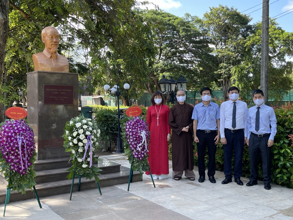 Dâng hoa tại tượng đài Bác Hồ ở thủ đô Colombo Sri Lanka