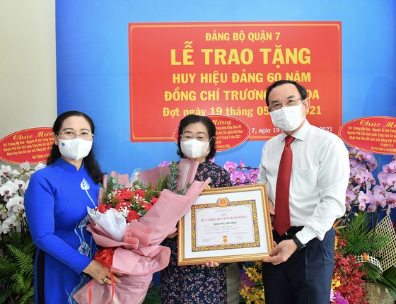 Nguyên Phó Chủ tịch nước Trương Mỹ Hoa nhận Huy hiệu 60 năm tuổi Đảng