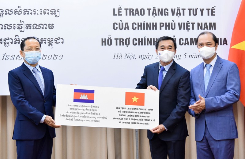Trao tặng vật tư, thiết bị y tế hỗ trợ Chính phủ và nhân dân Cam-pu-chia
