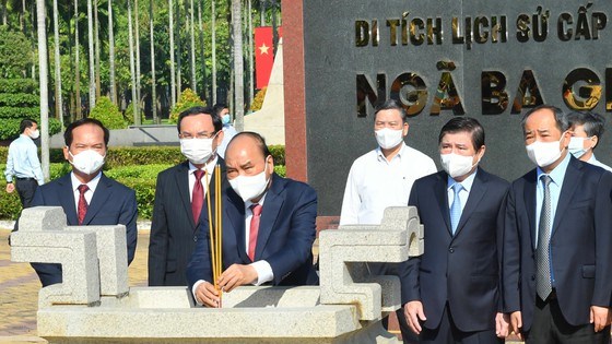 Chủ tịch nước dâng hương tưởng niệm Chủ tịch Hồ Chí Minh và các anh hùng liệt sĩ tại huyện Hóc Môn