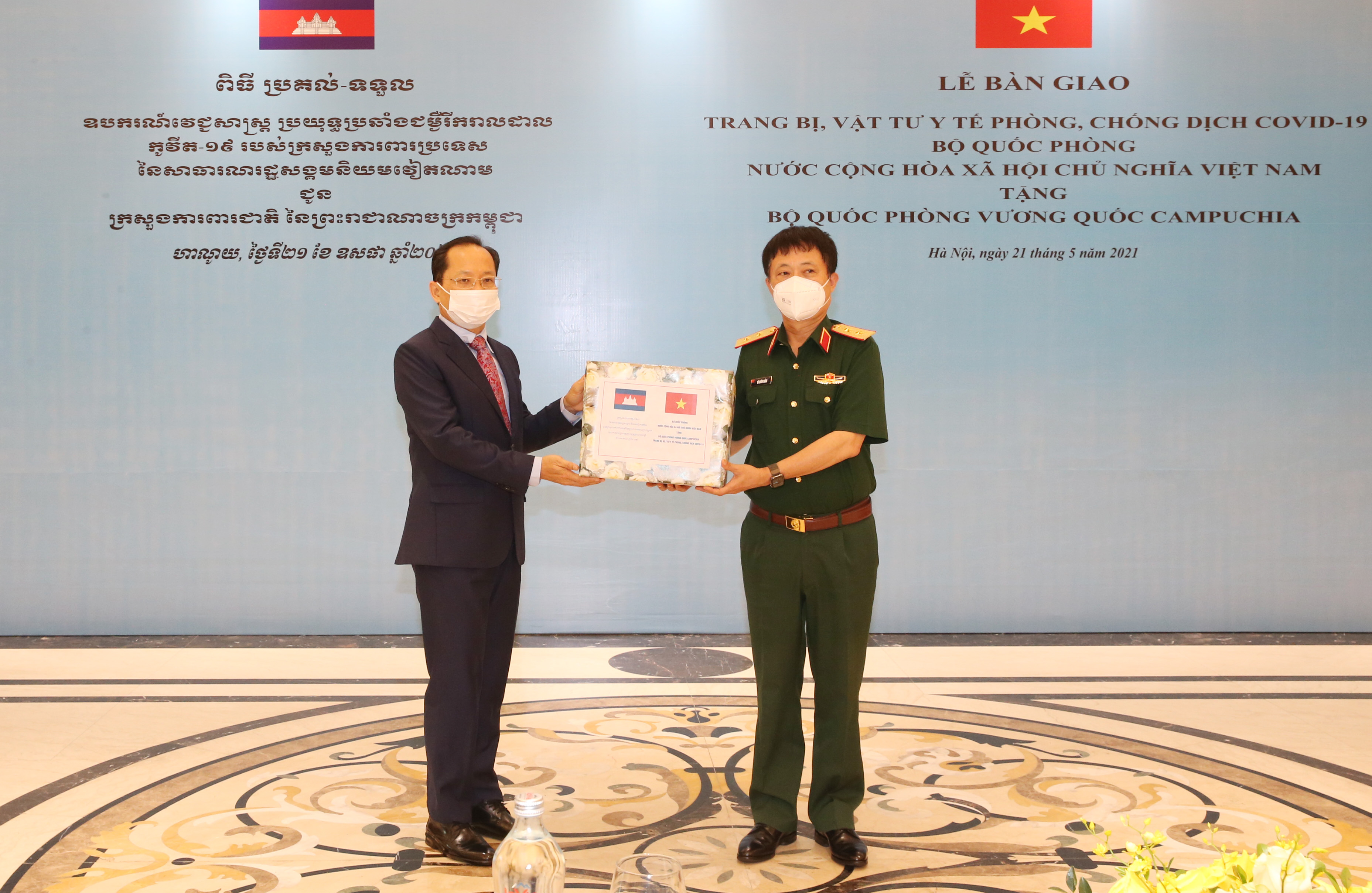 Bộ Quốc phòng Việt Nam tặng Bộ Quốc phòng Campuchia trang bị y tế phòng, chống dịch