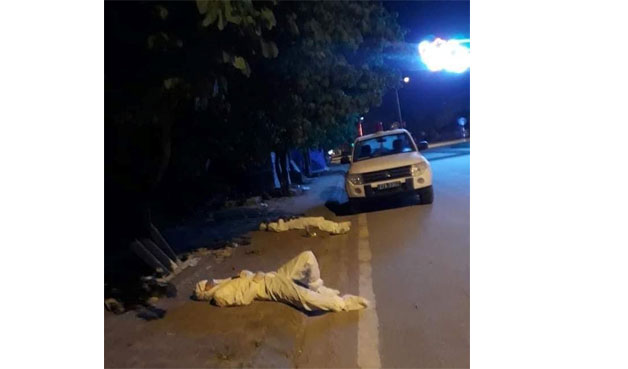 Xúc động hình ảnh hai cán bộ y tế kiệt sức, nằm nghỉ bên vệ đường