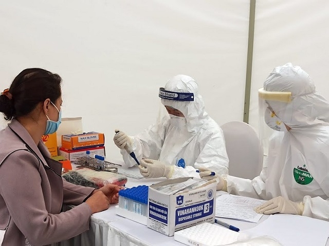 Đối tượng nào cần trì hoãn, thận trọng tiêm chủng vaccine COVID-19