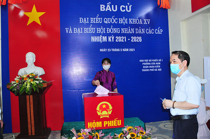 Cử tri Hà Nội sôi nổi đi bỏ phiếu bầu cử